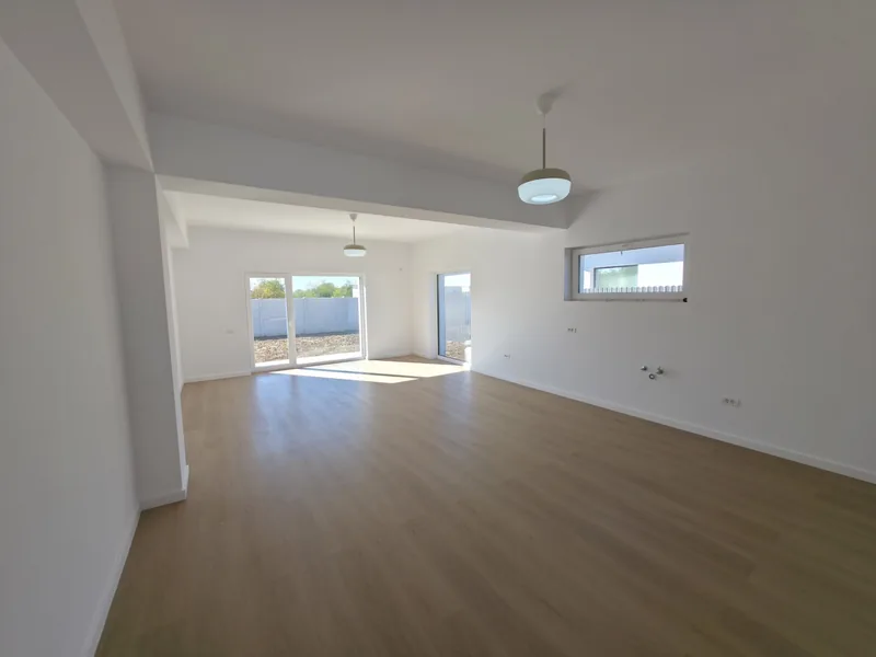 Living deschis și zona de bucătărie, parchet laminat, finisaje standard
