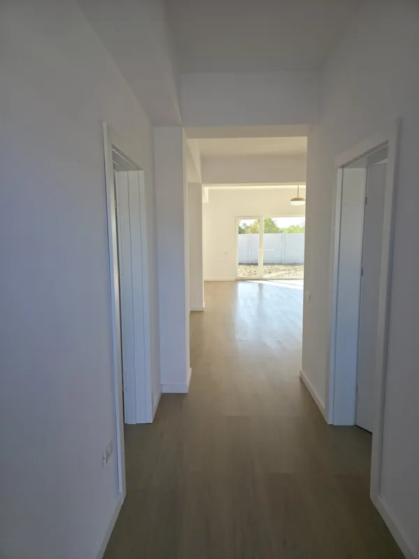 Holul spre living, uși interioare albe, casă individuală Tunari