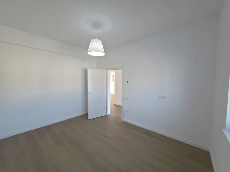 Dormitor, parchet laminat, finisaje standard