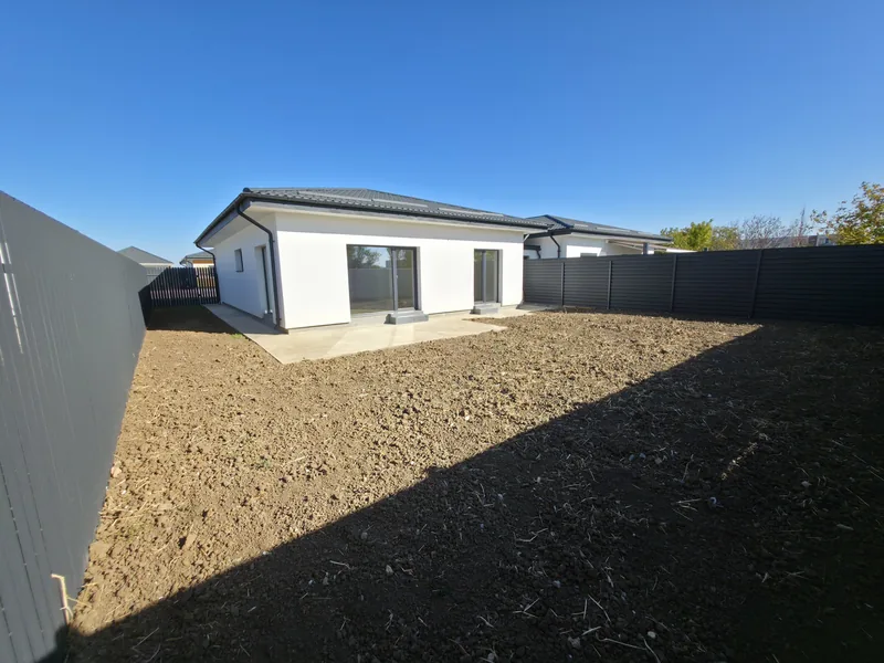 Casa văzută din grădina din spate, cu terasa